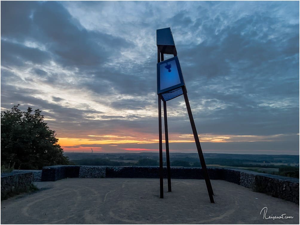 Einer der blauen Leuchttürme auf der Aussichtsebene "Blaue Bastion"