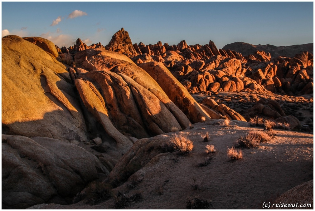 Die tief stehende Sonne taucht die Felsen in warme Farben