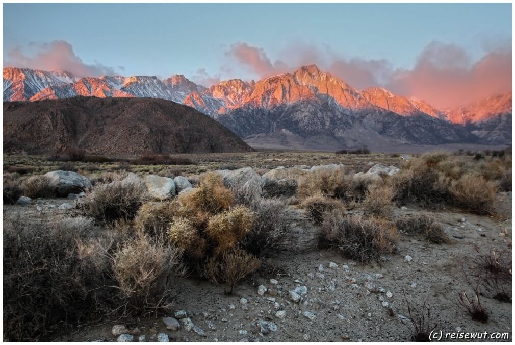 Sonnenaufgang in rosa in den Alabama Hills