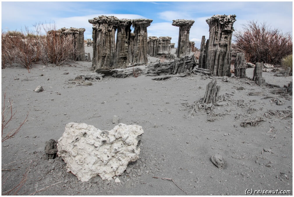 Merkwürdige Gebilde aus Sandstein wurden von Wind und Regen am Navy Beach beim Mono Lake geformt