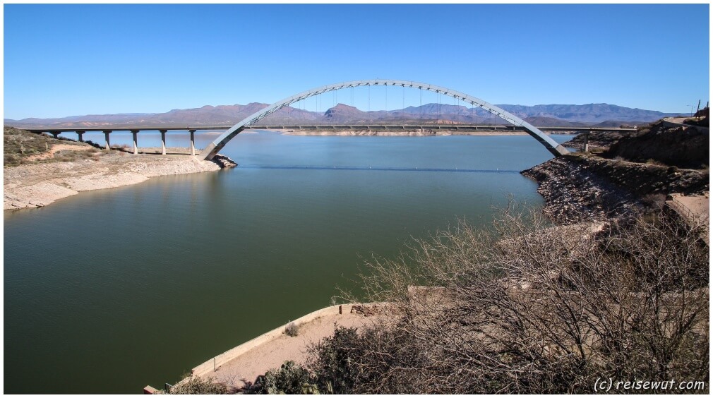 Die Brücke kurz hinter dem Staudamm markiert gleichzeitig das Ende des Apache Trails