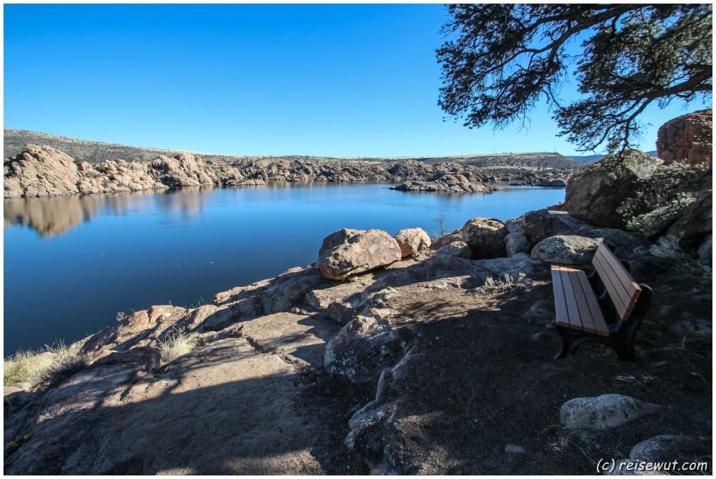 Eine einsame Bank auf dem Trail um den Watson Lake