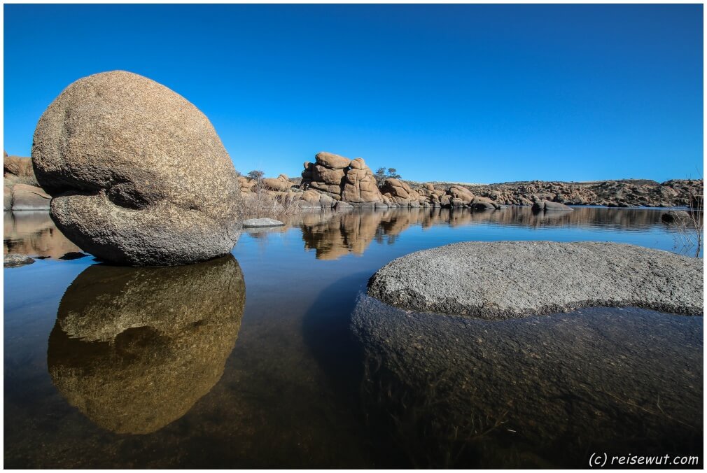 Reflexion eines großen Granitfelsens am Watson Lake