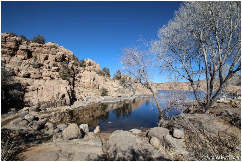 Kleine Bucht am Watson Lake