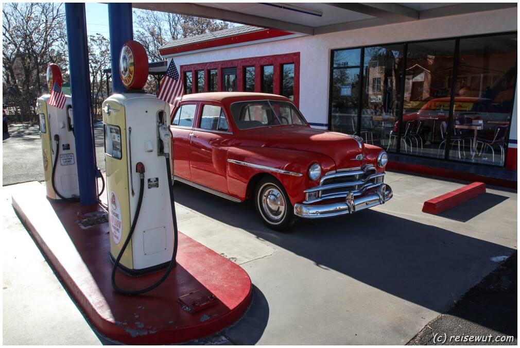 Klassischer Oldtimer an einem urigen 60er-Jahre Cafe