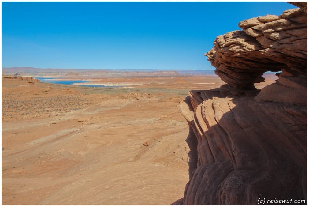 Kleiner Arch in der New Wave Area mit Aussicht auf den Lake Powell