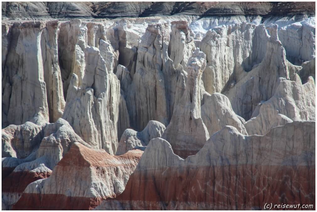 Weiße Hoodoos im Upper Coal Mine Canyon