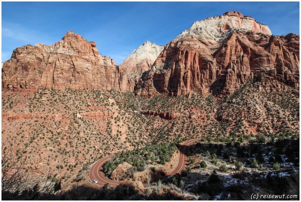 Blick von einer Haltebucht hinter dem Tunnel in Richtung Zion-Tal