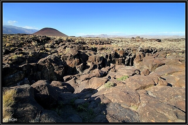 Fossil Falls Recreation Site ... im Hintergrund der Red Hill