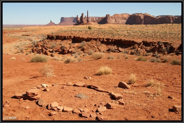 Monument Valley und die Totem Poles im Hintergrund