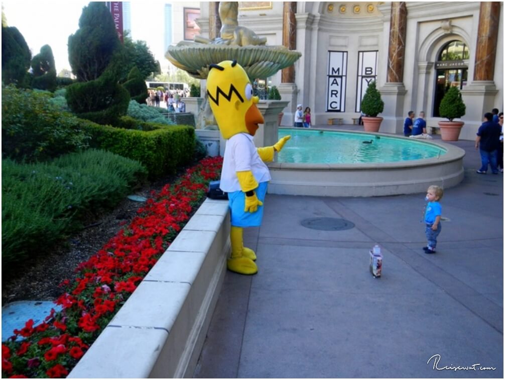 Unser Nachwuchs macht in Las Vegas zum ersten Mal Bekanntschaft mit Homer Simpson