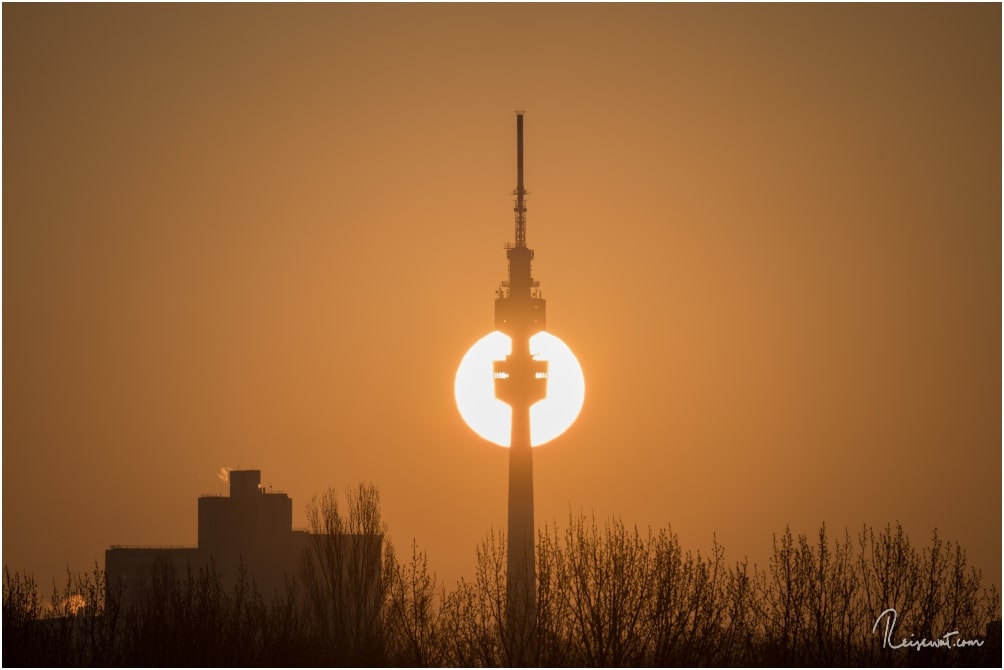 Sonnenaufgang am Florianturm in Dortmund