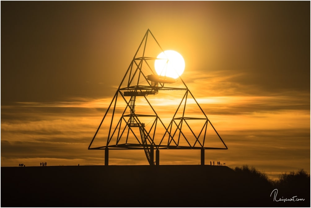 Sonnenuntergang beim Tetraeder, mit der oberen Plattform als Ablagefläche für die Sonne