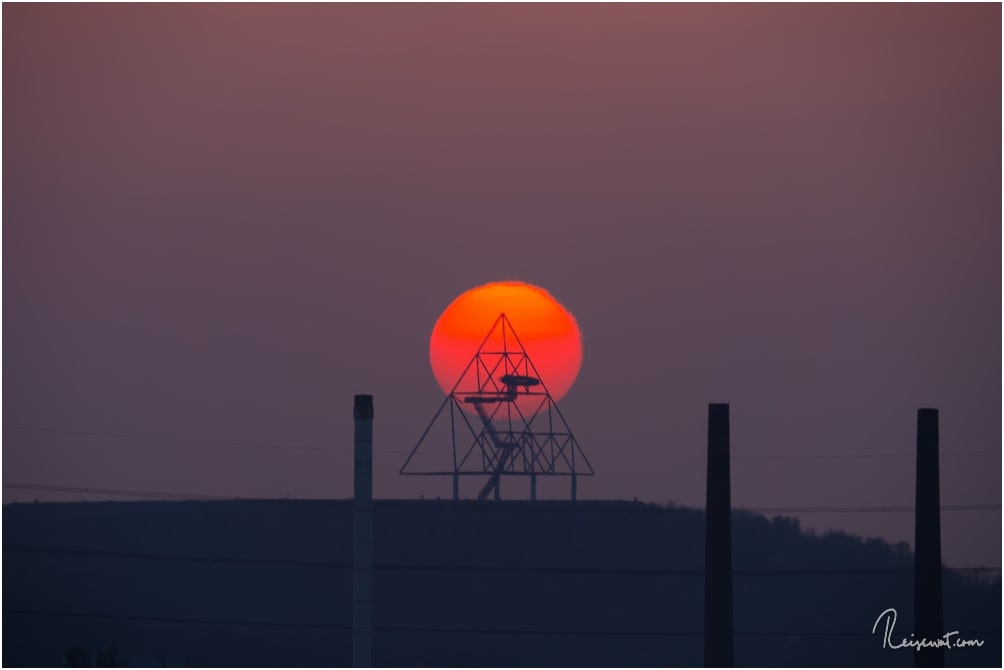 Sonnenuntergang hinterm Tetraeder