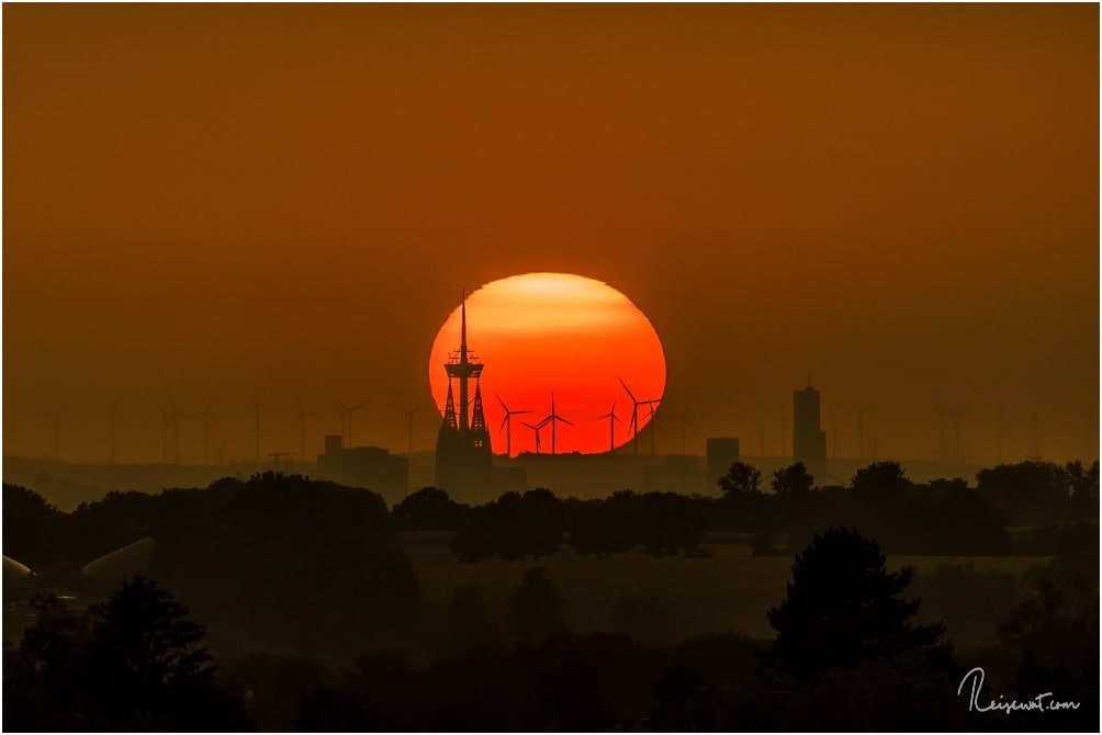 Ein Once-in-a-lifetime-Schuss ... Sonnenuntergang hinterm Kölner Dom aus 28.6 KM Entfernung