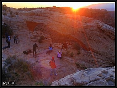 Fotografen beim Sonnenaufgang am Mesa Arch