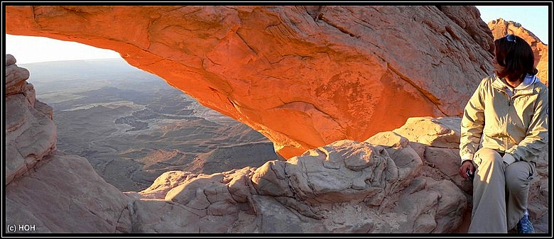 Frauchen alleine beim Mesa Arch