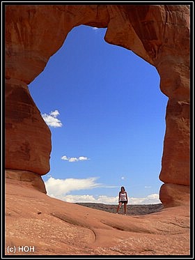 Frauchen steht im Delicate Arch