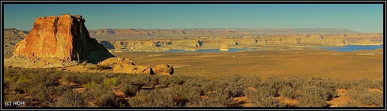 Aussicht auf den Lake Powell, fast in der Mitte des Bildes: Lone Rock