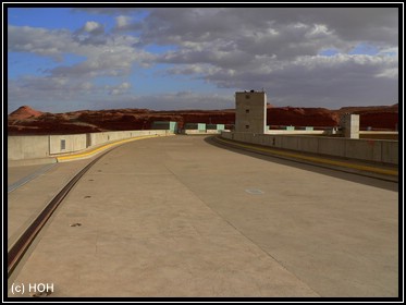 Auf dem Glen Canyon Staudamm