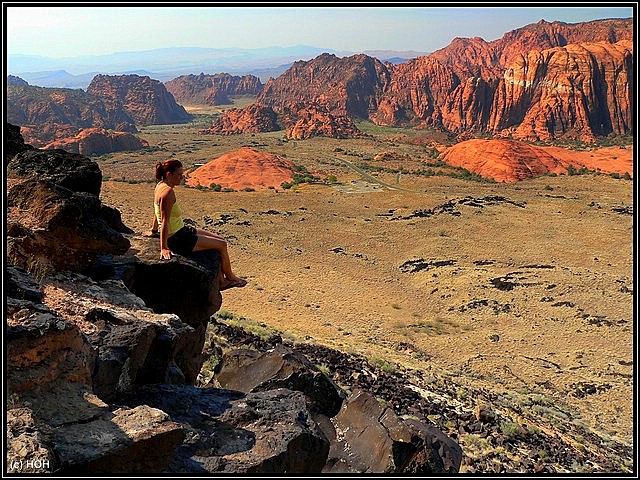 Frauchen am schönsten Aussichtspunkt auf den Snow Canyon