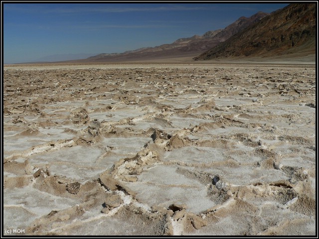 Die aufgebrochene Salzkruste bei Badwater