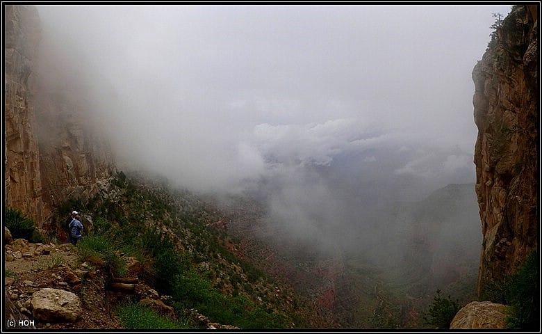 Der nebelverhangene Bright Angel Trail