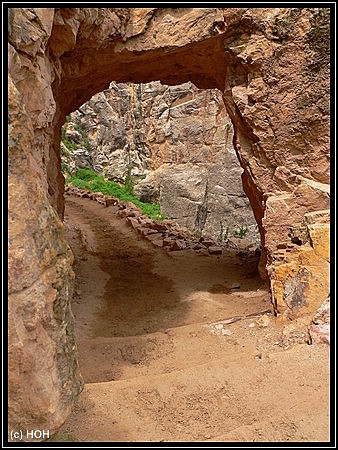Kleiner Naturtunnel auf dem Trail