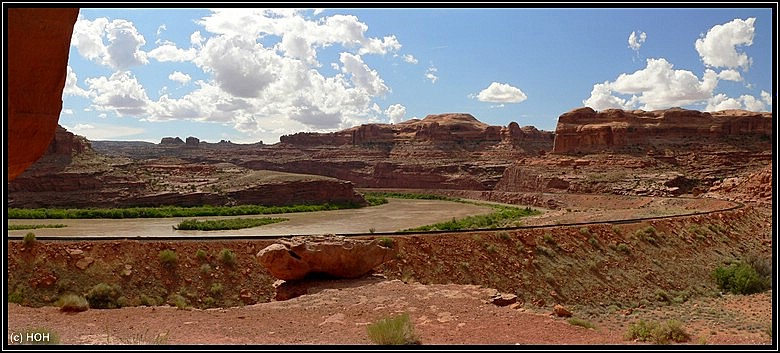 Blick auf den Colorado vom Corona Arch Trail aus gesehen ...