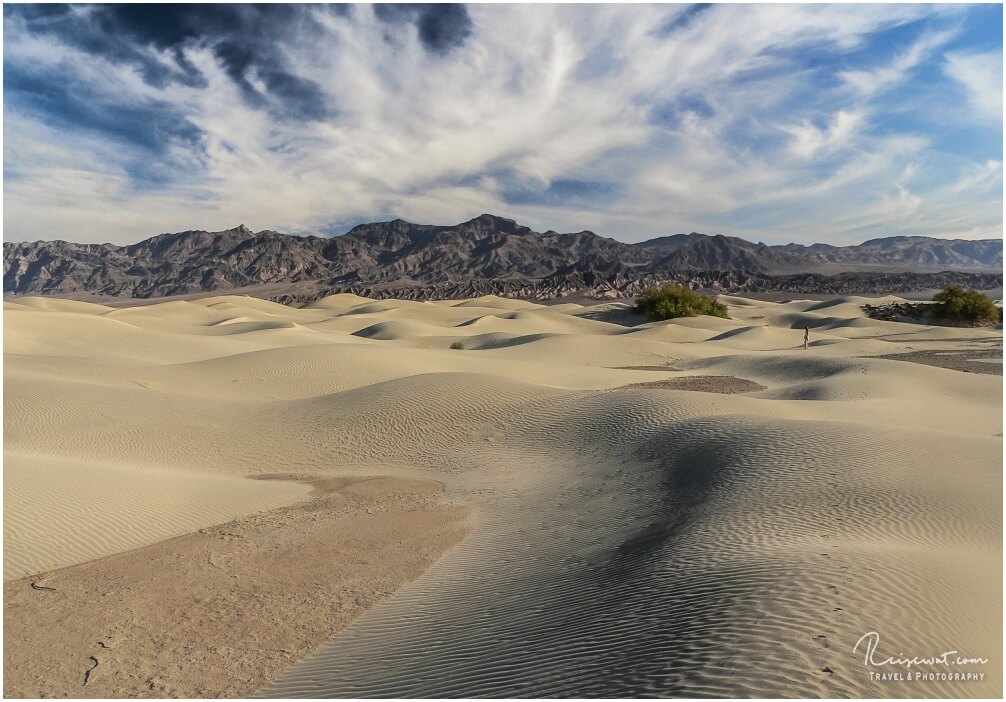 Die Dimensionen im Death Valley sind gewaltig. Größenvergleich mit Frauchen rechts in den Dünen