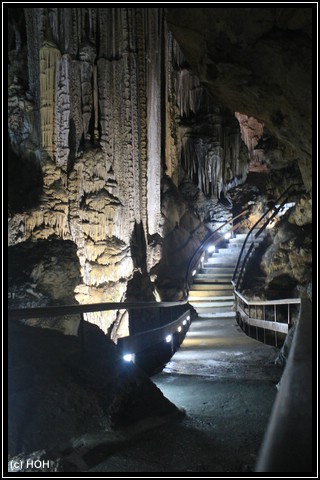 Gute ausgebaute Wege führen durch die Höhle