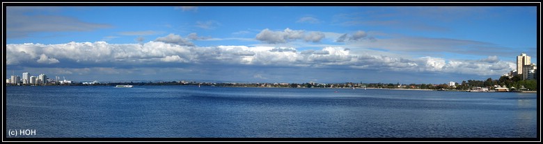 Panorama vom Swan River. Links: Perth