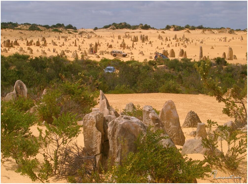 Besucher in ihren Autos fahren den Loop im Nambung National Park