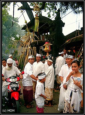 Tempelprozession kurz nach der Ankunft auf Bali