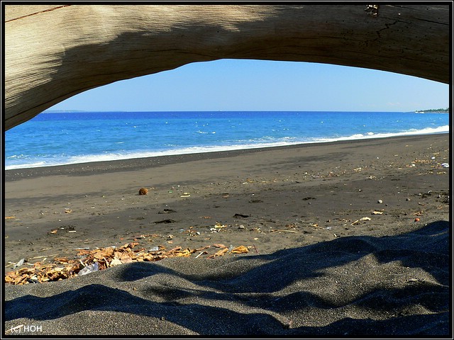 Schwarzer Strand bei Goa Lawah