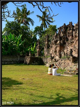 Betende im Dewi Sri Pura Beji