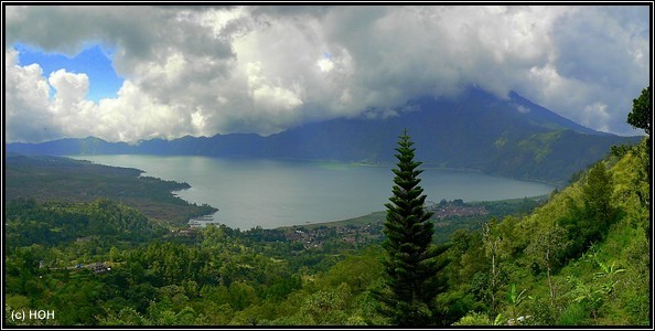 Panorama des Lake Batur ... zusammengesetzt aus 3 hochkanten Bildern
