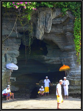 Höhle bei Tanah Lot