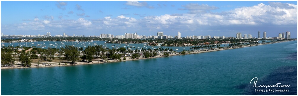 Der Miami Causeway in Richtung Miami Beach, unzählige Male hat man ihn in Serien wie Miami Vice im TV gesehen