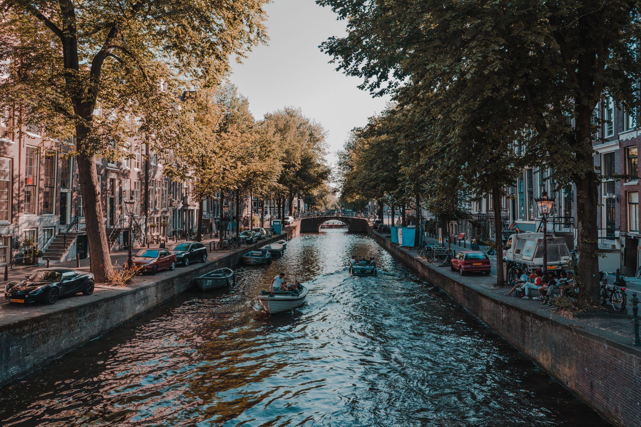 Amsterdam ist eine lebendige Stadt mit vielen Möglichkeiten, die Natur zu genießen 