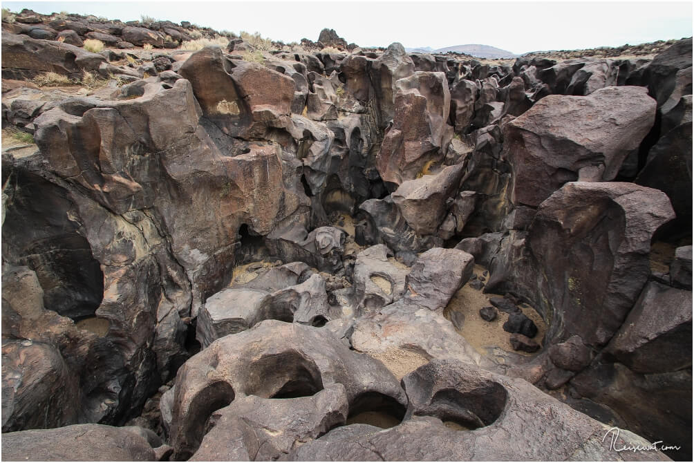 Die Fossil Falls bestehen aus glatt geschliffenem Vulkangestein