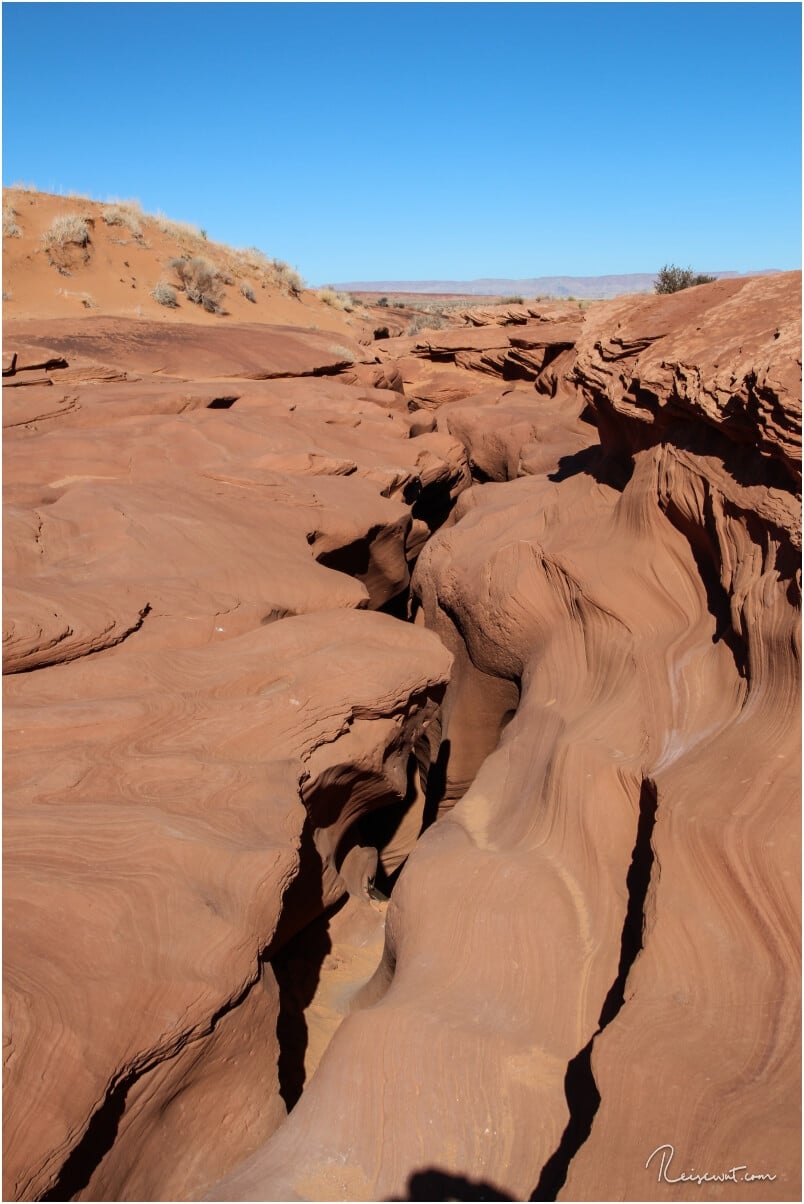 Durch diesen unscheinbaren Spalt gelangt man in den Lower Antelope Canyon 