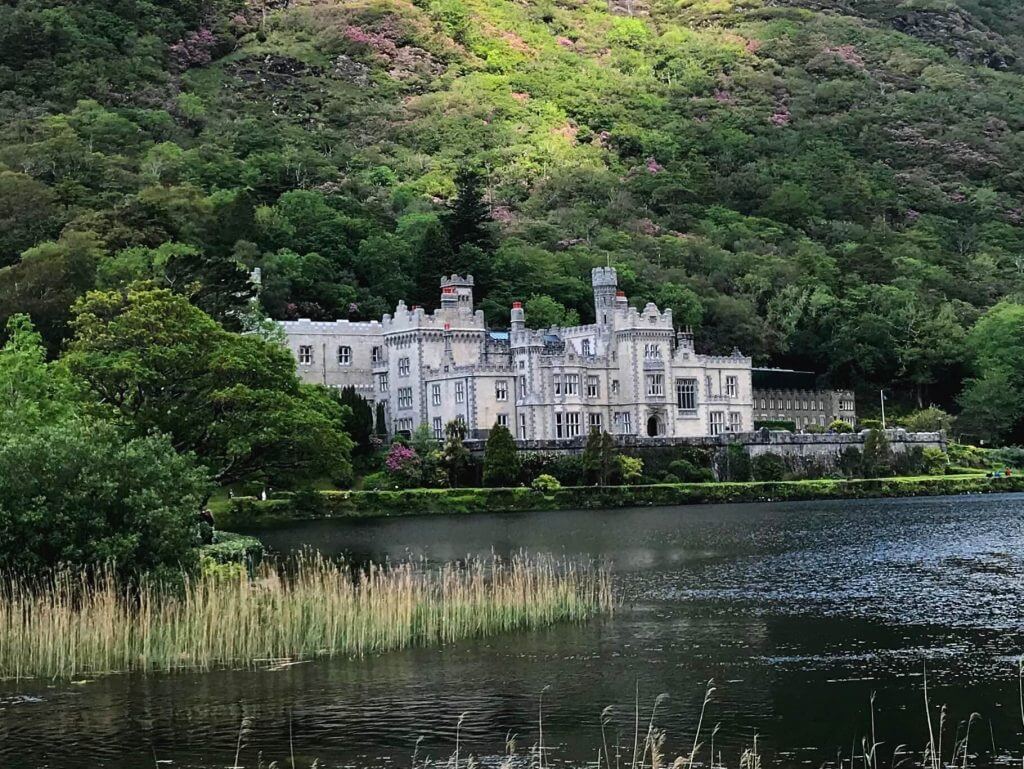 Das viktorianische Kloster Kilemore Abbey liegt im County Galway malerisch am See - (c) Simone Blaschke