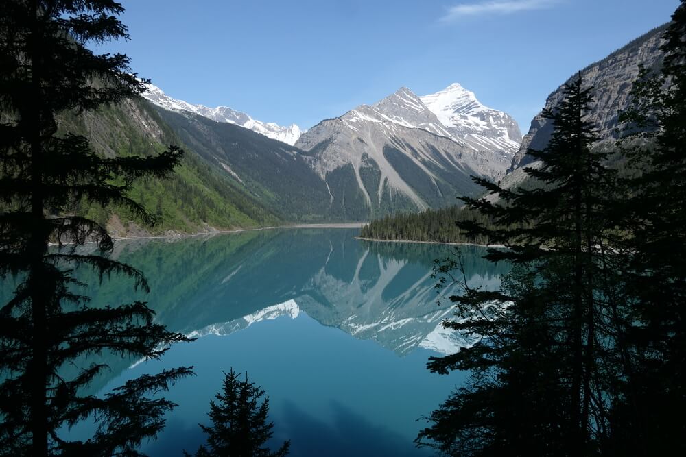 Spiegelglatte Wasseroberfläche und Bergpanorama beim Kinney Lake - (c) Sandra Hintringer