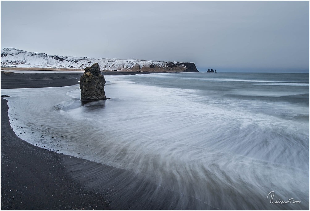 Langzeitbelichtung in Richtung Reynisfjara vom unteren Aussichtspunkt bei Dyrholaey