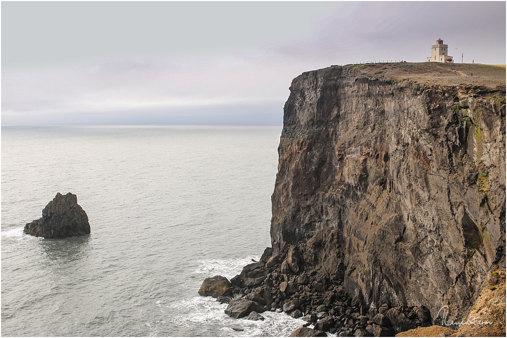 Dyrhólaeyjarviti von der Felsklippe Tóin aus fotografiert