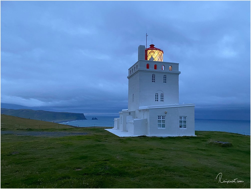 Dyrhólaeyjarviti bei beginnender Blue Hour