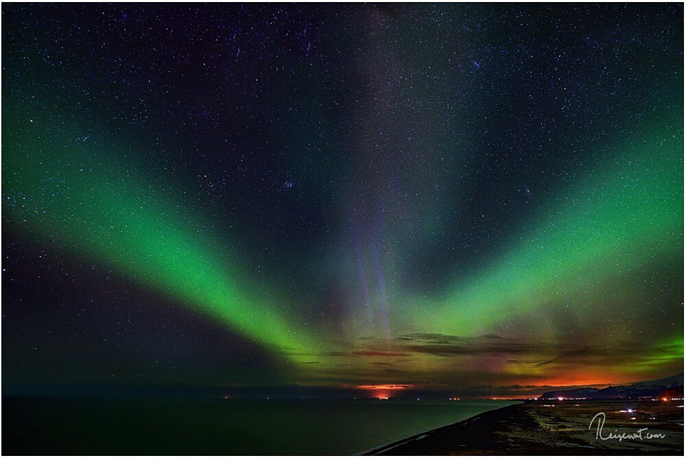 Polarlichter in Richtung Westen vom Kap Dyrholaey aus fotografiert