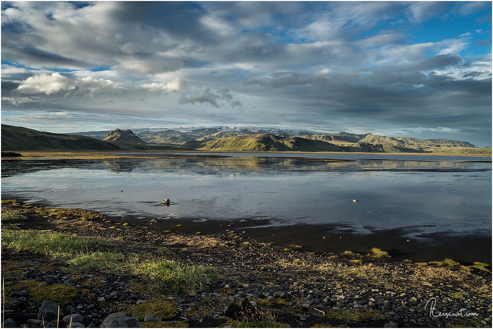 Golden Hour an der Lagune Dyrholaos mit Blick auf Mýrdalsjökull mit Katla