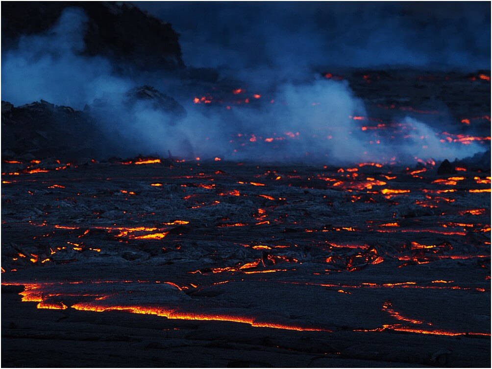 Der Fluss aus Lava verteilt sich im Tal